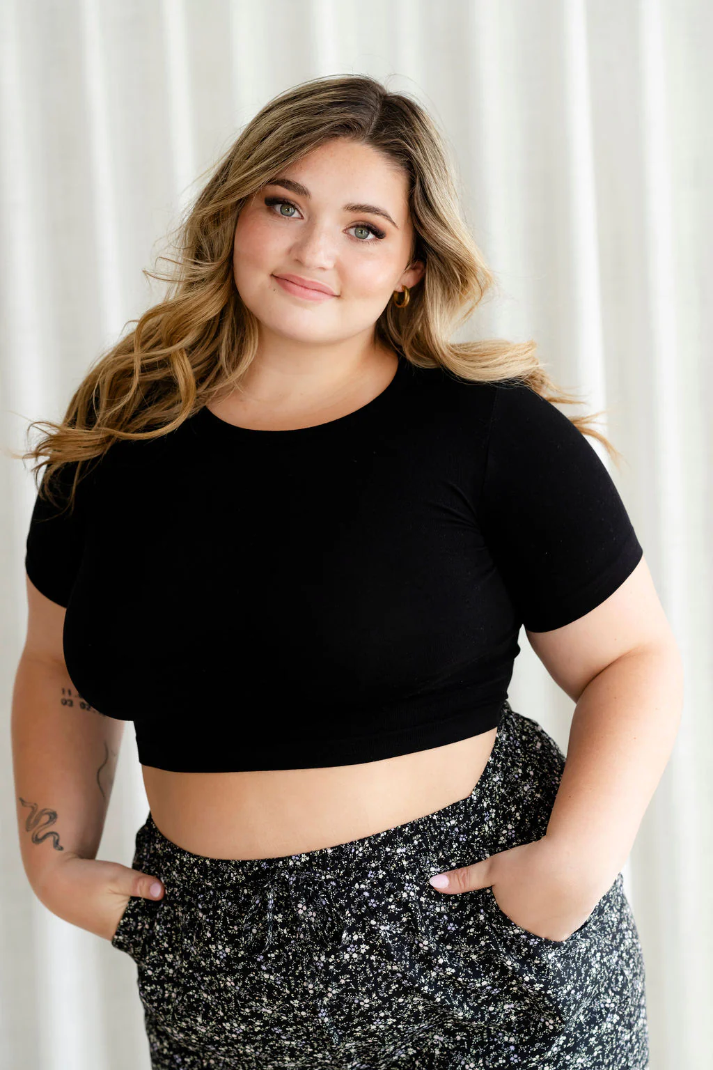 Crop top à manches courtes en bambou - noir - Image 5