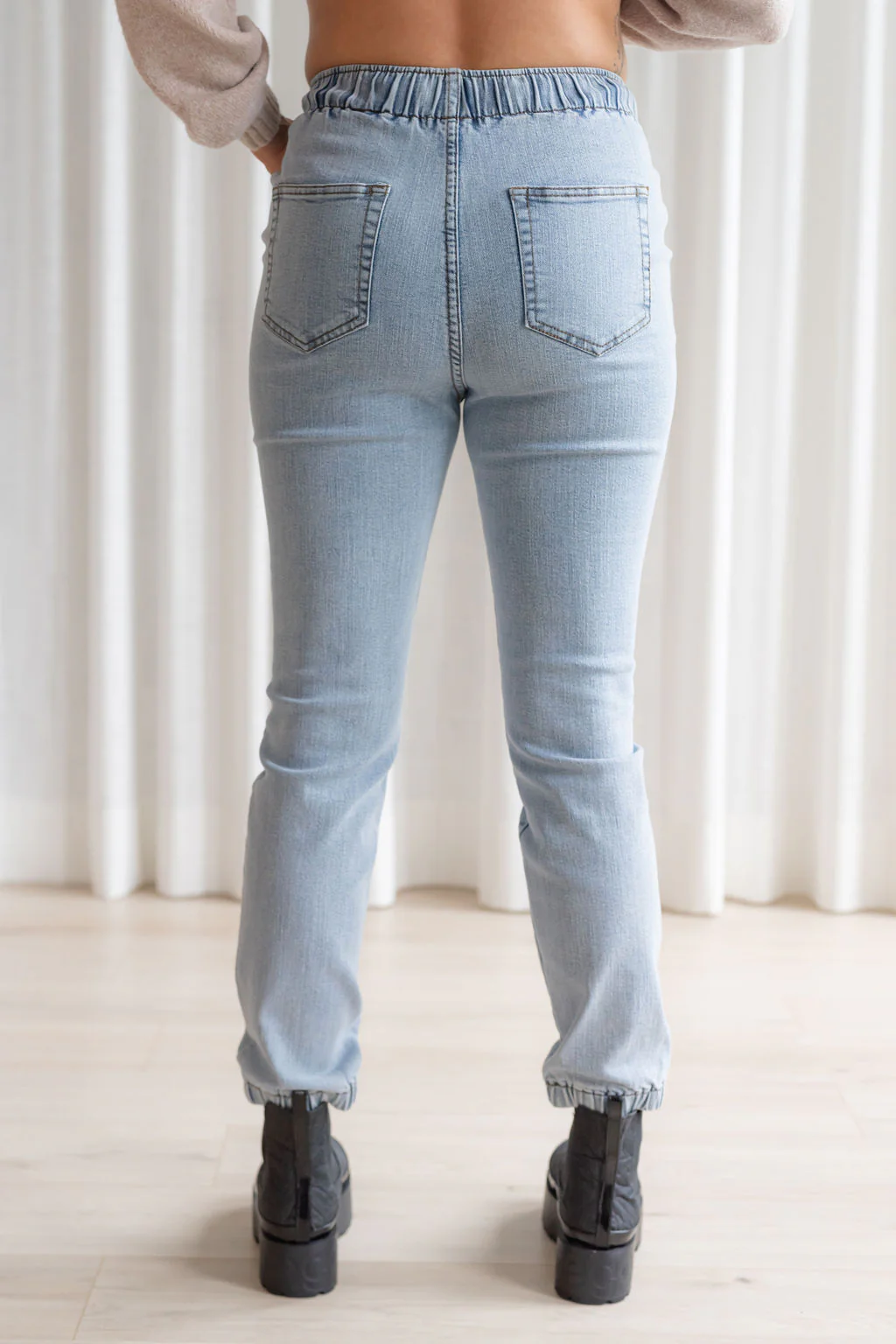 Jeans à taille élastique - bleu pâle - Image 3